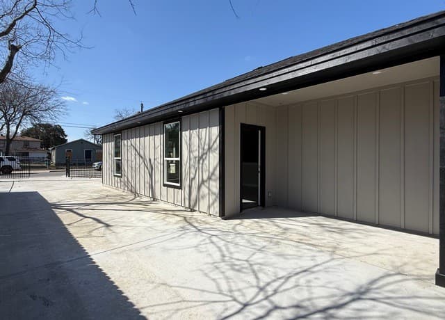 3-bedroom rental at 810 S San Eduardo Ave. in San Antonio, TX — photo 4
