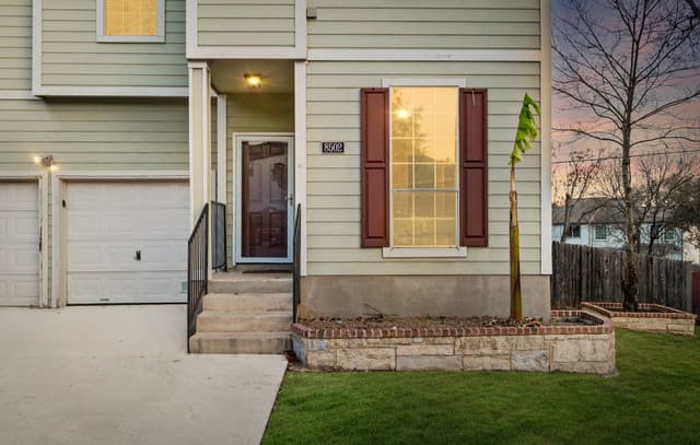 5-bedroom rental at 8502 Sarasota Woods in San Antonio, TX — photo 2