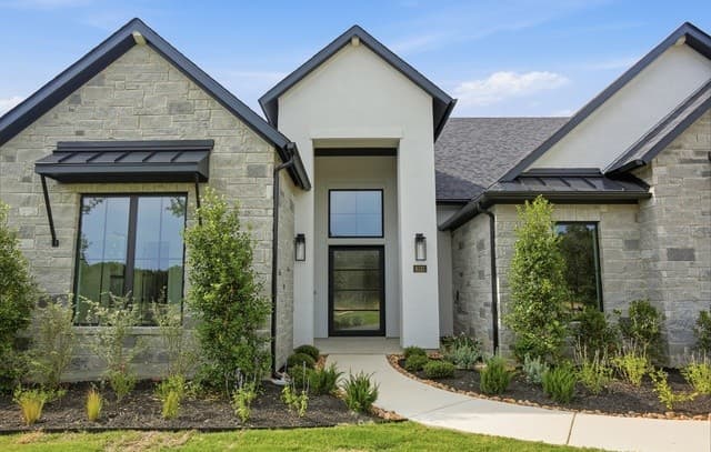 5-bedroom rental at 8131 Swift Bear in San Antonio, TX — photo 3