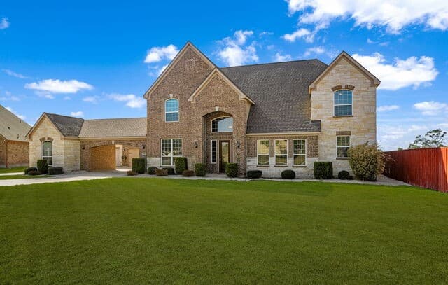 5-bedroom rental at 588 Texas Bend in Castroville, TX — photo 2