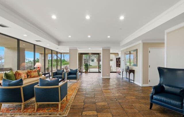 2-bedroom rental at 4001 N New Braunfels Unit APT 300A in San Antonio, TX — photo 2