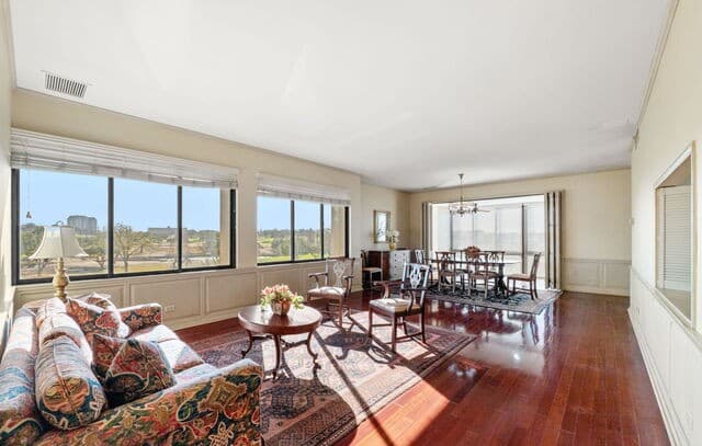 2-bedroom rental at 4001 N New Braunfels Unit APT 300A in San Antonio, TX — photo 4