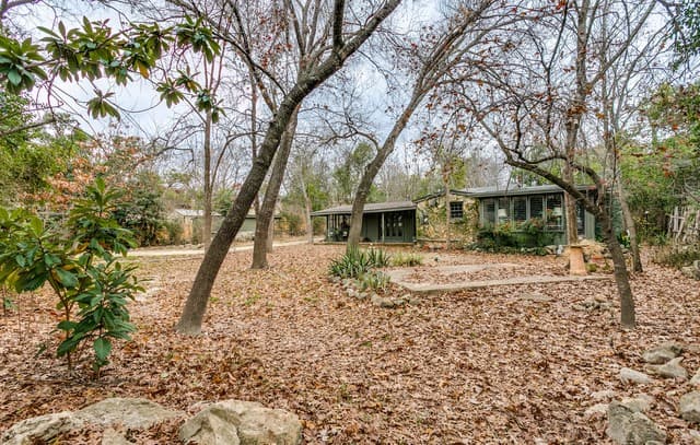 1-bedroom rental at 231 E Sunset in San Antonio, TX — photo 1