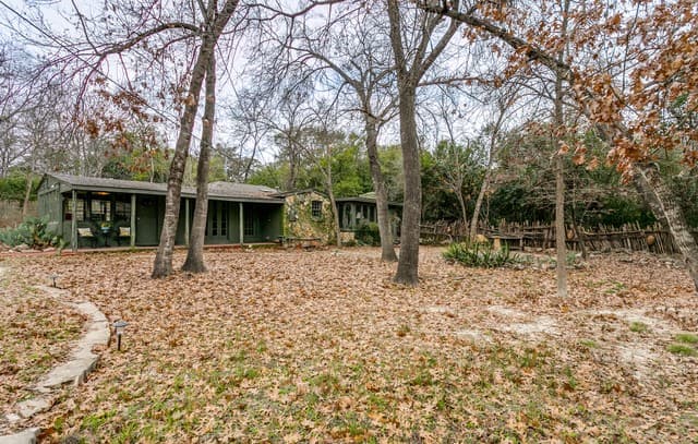 1-bedroom rental at 231 E Sunset in San Antonio, TX — photo 2