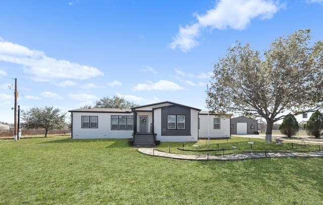 4-bedroom rental at 175 Ranch Country in La Vernia, TX — photo 3