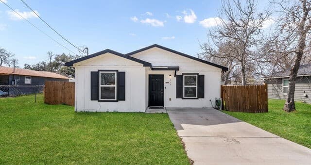3-bedroom rental at 225 Virginia in Pleasanton, TX — photo 1