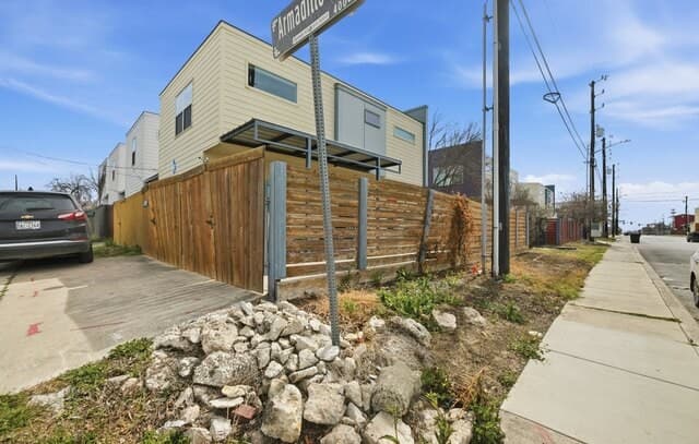 1-bedroom rental at 716 N Cherry in San Antonio, TX — photo 1