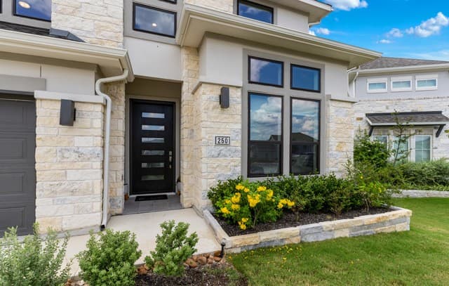 4-bedroom rental at 250 Navarro in Boerne, TX — photo 5