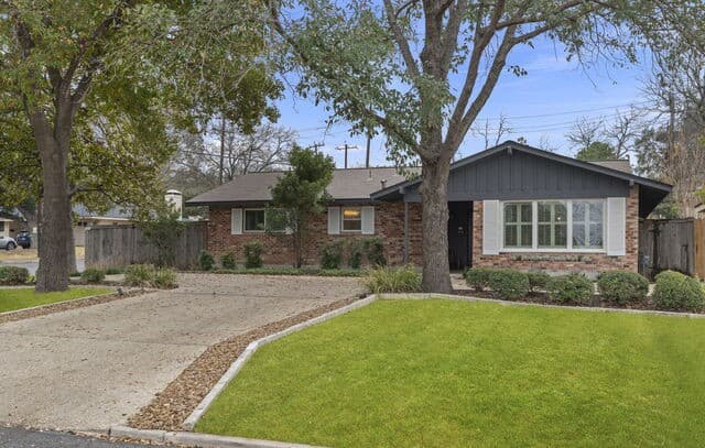 3-bedroom rental at 2126 E Lawndale Dr. in San Antonio, TX — photo 3