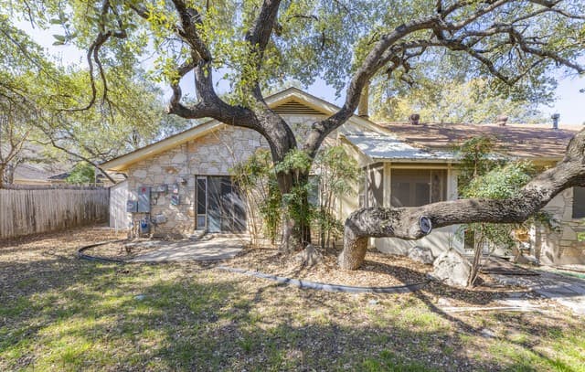 3-bedroom rental at 4322 Center Oak Woods in San Antonio, TX — photo 3