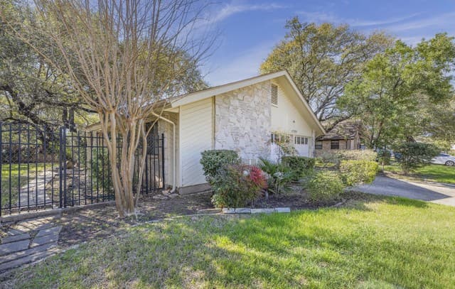 3-bedroom rental at 4322 Center Oak Woods in San Antonio, TX — photo 4