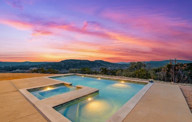 4-bedroom rental at 9889 Cash Mountain in Helotes, TX — photo 2