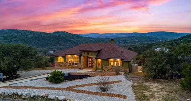 4-bedroom rental at 9889 Cash Mountain in Helotes, TX — photo 3