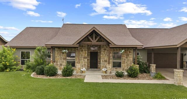 5-bedroom rental at 622 N Dickson in Poth, TX — photo 3