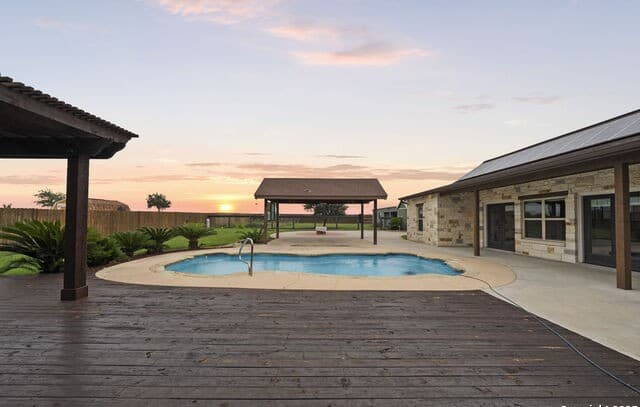 5-bedroom rental at 622 N Dickson in Poth, TX — photo 4