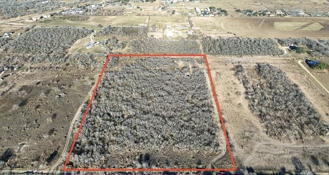 rental at 569 Gutierrez Ln in Floresville, TX — photo 3