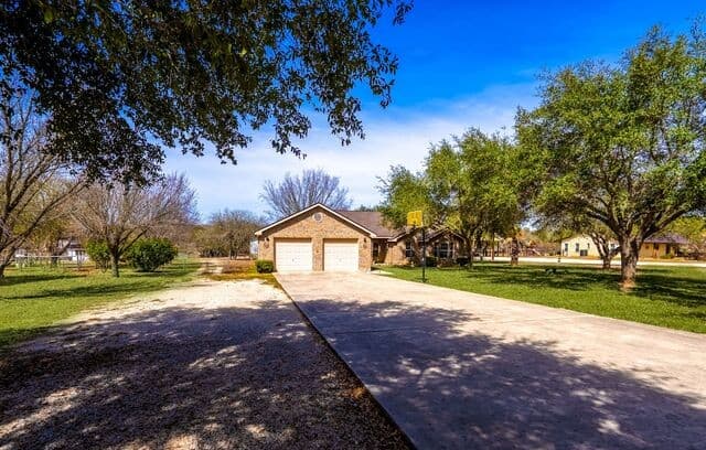 4-bedroom rental at 248 Hunters Dawn Dr in La Vernia, TX — photo 2