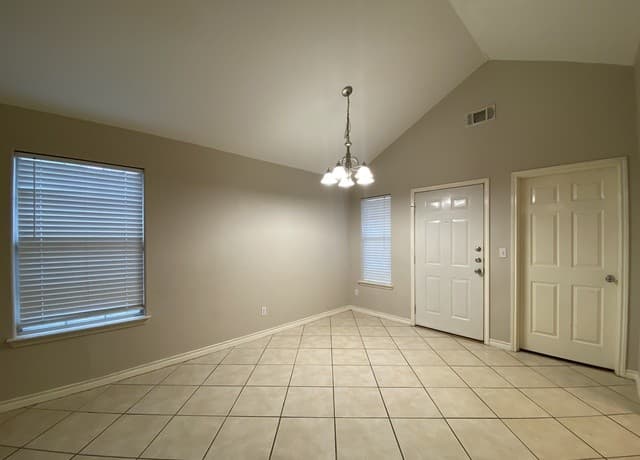 3-bedroom rental at 108 Ocotillo in Jourdanton, TX — photo 5