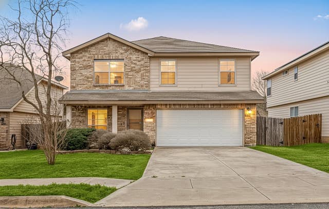 5-bedroom rental at 10111 Sparrow Way in Universal City, TX — photo 1