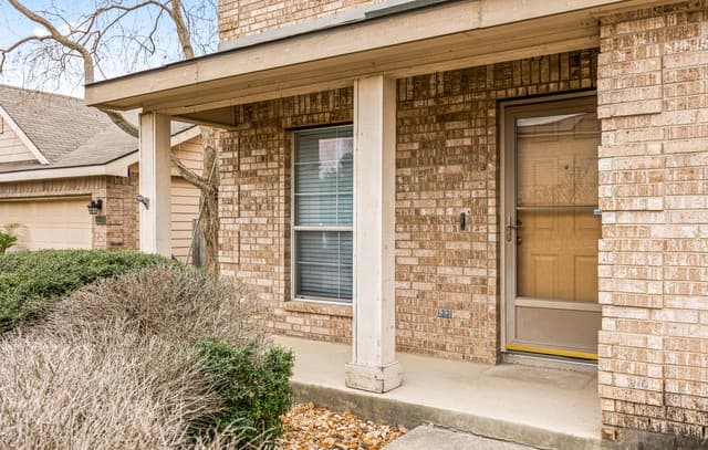 5-bedroom rental at 10111 Sparrow Way in Universal City, TX — photo 3