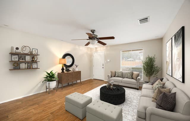 5-bedroom rental at 10111 Sparrow Way in Universal City, TX — photo 4