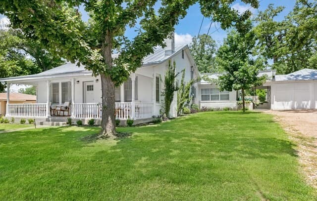 4-bedroom rental at 508 N Orange St in Fredericksburg, TX — photo 2