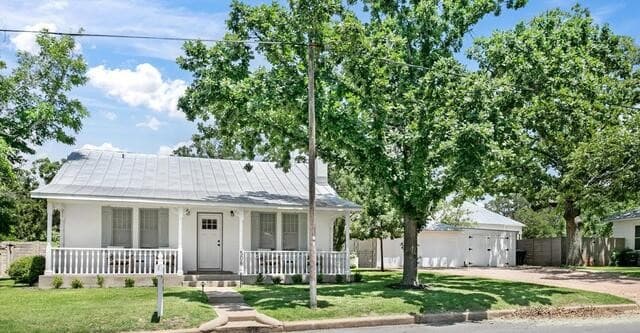 4-bedroom rental at 508 N Orange St in Fredericksburg, TX — photo 3