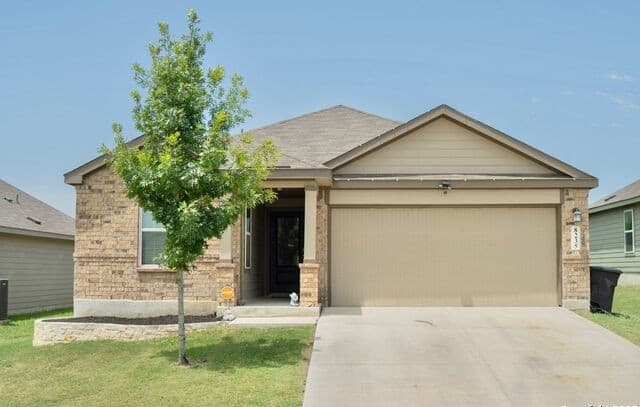 3-bedroom rental at 8235 Glasgow in San Antonio, TX — photo 1