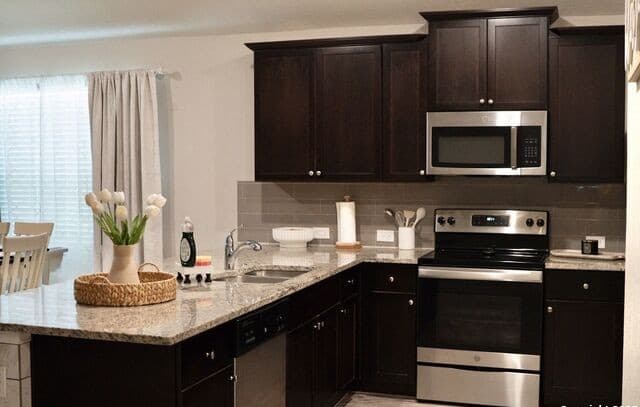 3-bedroom rental at 8235 Glasgow in San Antonio, TX — photo 5
