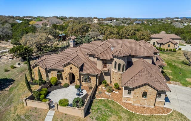 6-bedroom rental at 104 Falcon Crst in Boerne, TX — photo 2