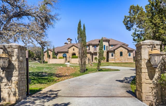 6-bedroom rental at 104 Falcon Crst in Boerne, TX — photo 4