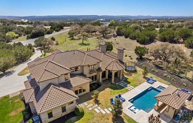 6-bedroom rental at 104 Falcon Crst in Boerne, TX — photo 5