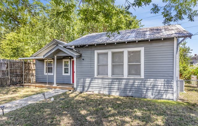 2-bedroom rental at 525-527 McKinley in San Antonio, TX — photo 2