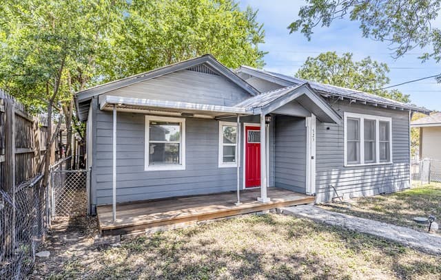 2-bedroom rental at 525-527 McKinley in San Antonio, TX — photo 3