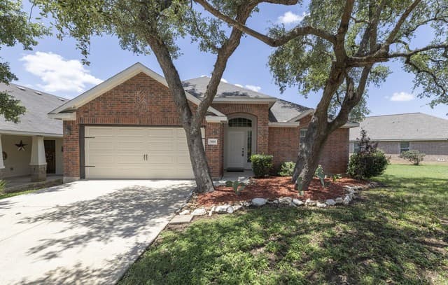 3-bedroom rental at 5555 Southern Oaks in San Antonio, TX — photo 1