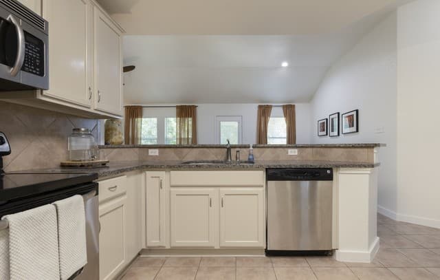 3-bedroom rental at 5555 Southern Oaks in San Antonio, TX — photo 5