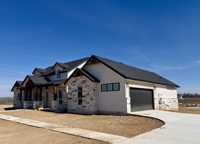 4-bedroom rental at 712 County Road 320 in Floresville, TX — photo 2
