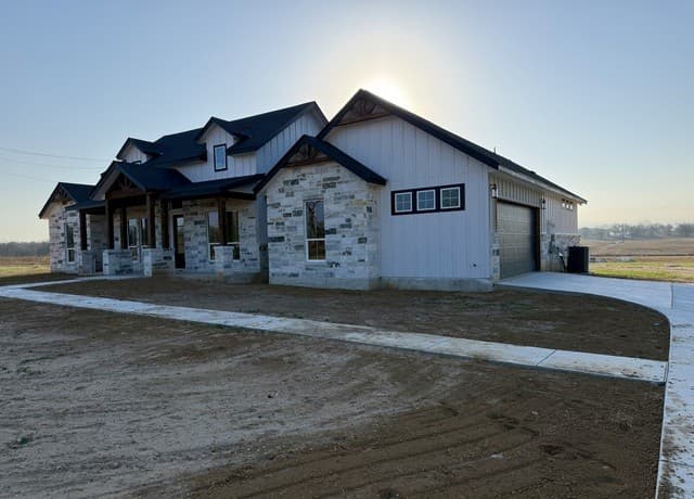 4-bedroom rental at 712 County Road 320 in Floresville, TX — photo 3