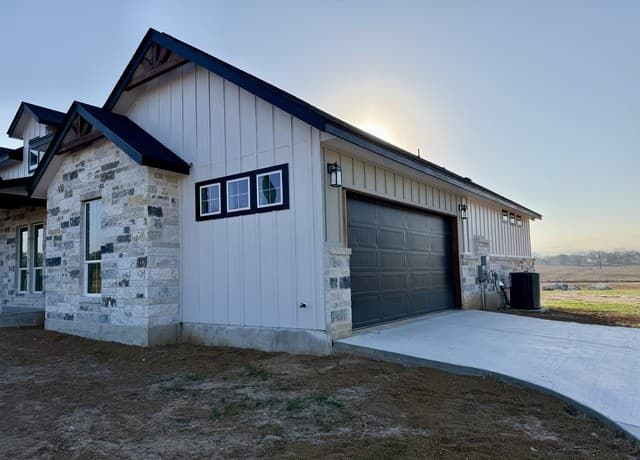 4-bedroom rental at 712 County Road 320 in Floresville, TX — photo 4