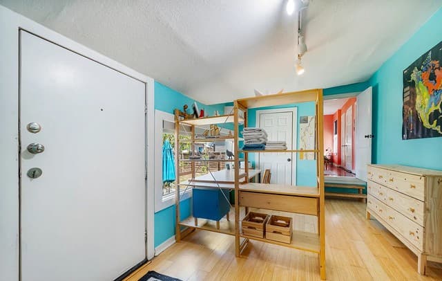 2-bedroom rental at 513 W Rosewood Ave in San Antonio, TX — photo 2