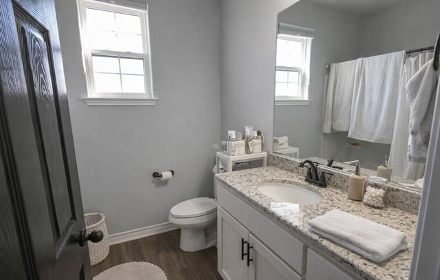 5-bedroom rental at 501 Sendera Way in Kenedy, TX — photo 4