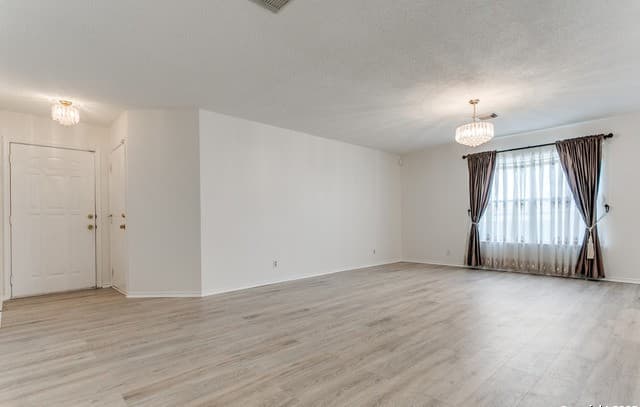 3-bedroom rental at 13502 Hickory Tavern in San Antonio, TX — photo 3