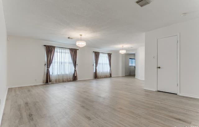 3-bedroom rental at 13502 Hickory Tavern in San Antonio, TX — photo 5