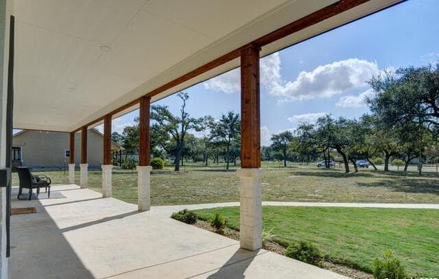 4-bedroom rental at 140 County Road 6871 in Natalia, TX — photo 2