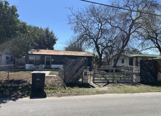 2-bedroom rental at 266 Lorita in San Antonio, TX — photo 1