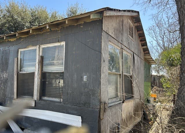 2-bedroom rental at 266 Lorita in San Antonio, TX — photo 4