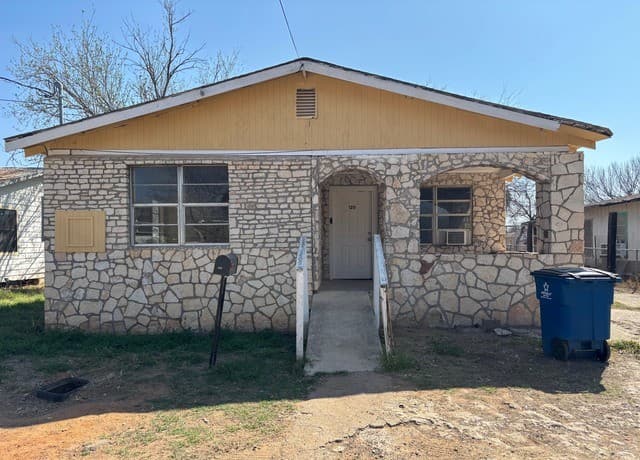3-bedroom rental at 120 N Plum in Pearsall, TX — photo 1