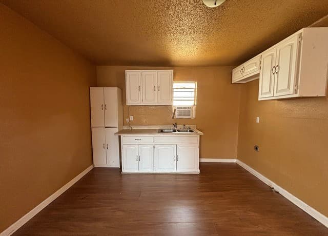 3-bedroom rental at 120 N Plum in Pearsall, TX — photo 5