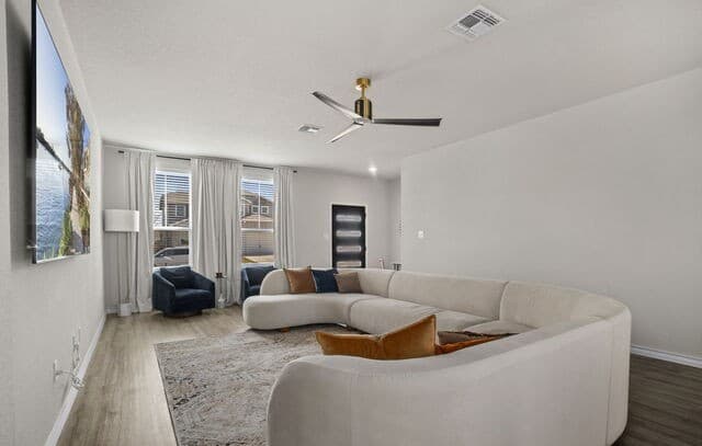 4-bedroom rental at 16523 Rosemary Rdg in Elmendorf, TX — photo 3