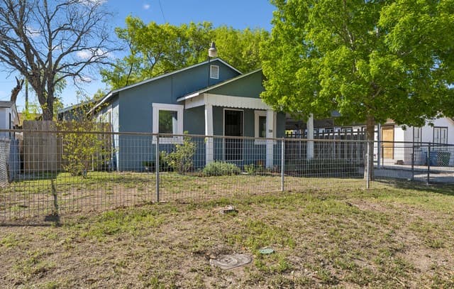 3-bedroom rental at 250 Benita in San Antonio, TX — photo 1
